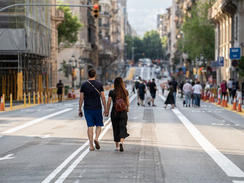 Barcelona desplegarà més mesures per transformar l’espai públic i fomentar els desplaçaments a peu i la mobilitat sostenible