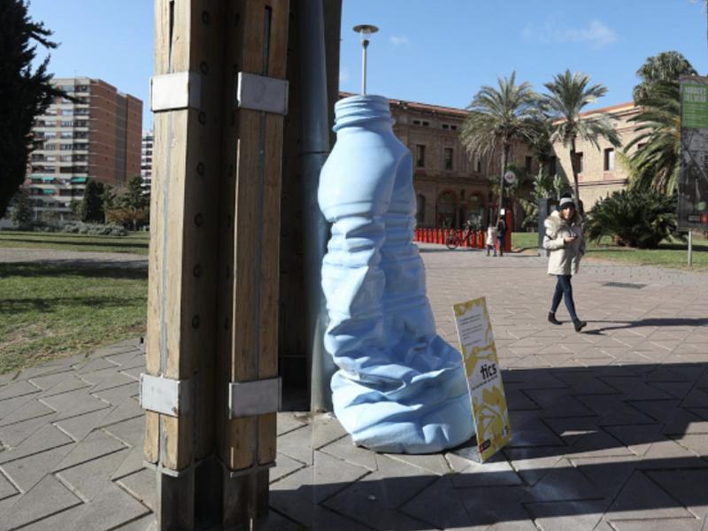 Una botella gigante en Nou Barris para concienciar sobre la necesidad de reducir el uso del plástico